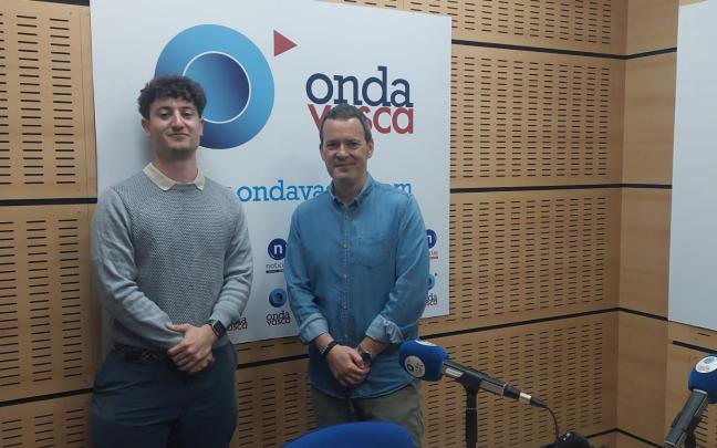 Ander Bilbao, presidente de APRISAD, junto a Txema Gutiérrez en el estudio de Onda Vasca