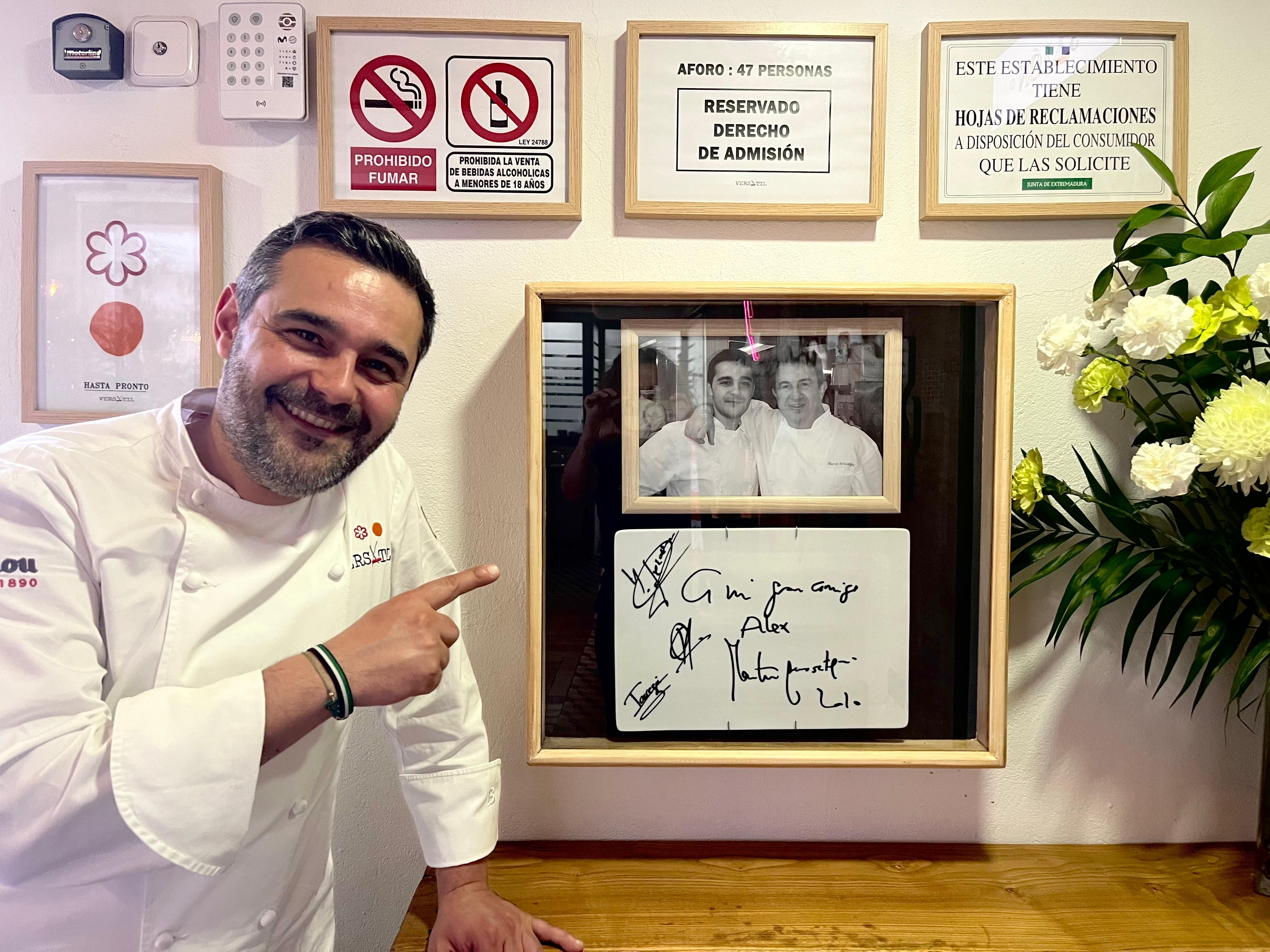 El chef del restaurante Versátil, Alejandro Hernández, con una foto de recuerdo de su maestro Martín Berasategi