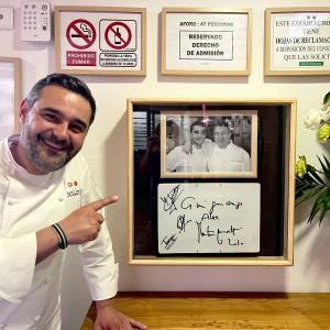El chef del restaurante Versátil, Alejandro Hernández, con una foto de recuerdo de su maestro Martín Berasategi