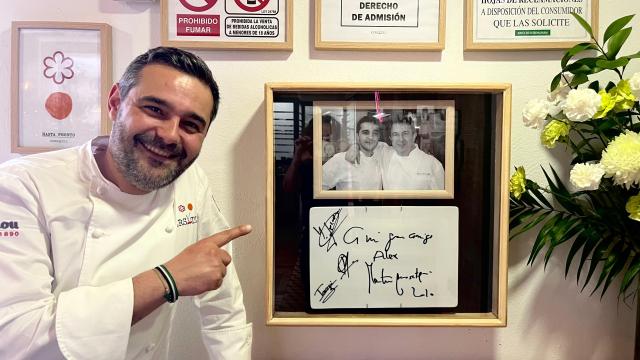 El chef del restaurante Versátil, Alejandro Hernández, con una foto de recuerdo de su maestro Martín Berasategi