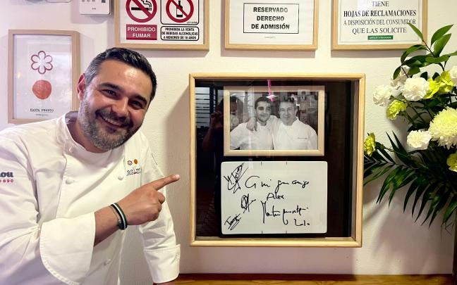 El chef del restaurante Versátil, Alejandro Hernández, con una foto de recuerdo de su maestro Martín Berasategi