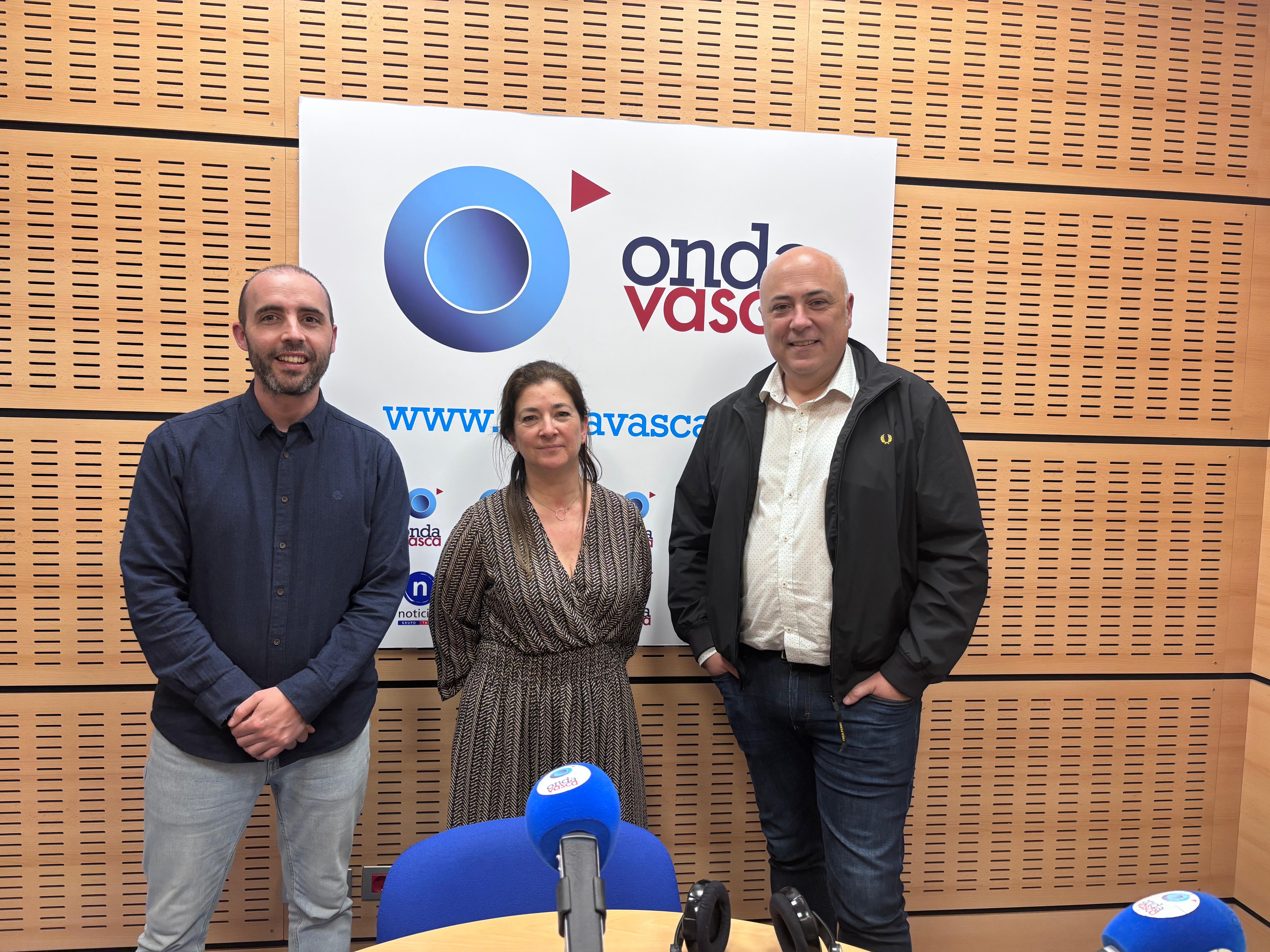 Pablo Hernández, Coordinador Haszten; Blanca Tambo, Directiva de la asociación e Iban Rodríguez, Alcalde de Leioa. Foto: Onda Vasca