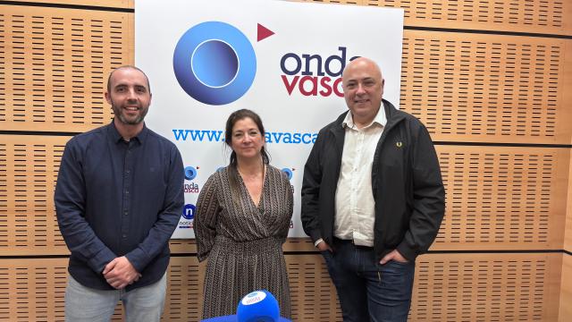 Pablo Hernández, Coordinador Haszten; Blanca Tambo, Directiva de la asociación e Iban Rodríguez, Alcalde de Leioa. Foto: Onda Vasca