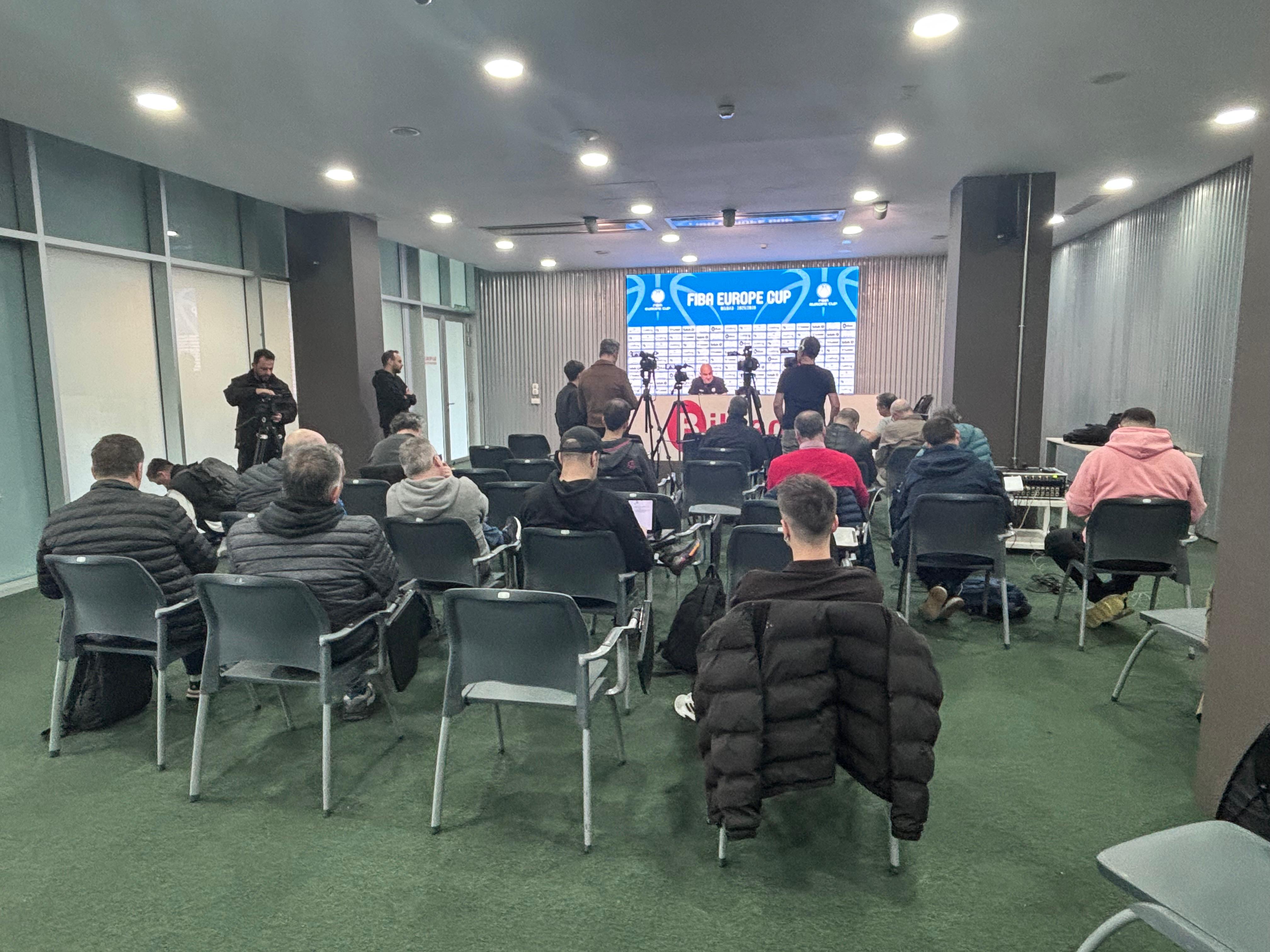 Muchos medios de comunicación en la sala de prensa del Bilbao Arena