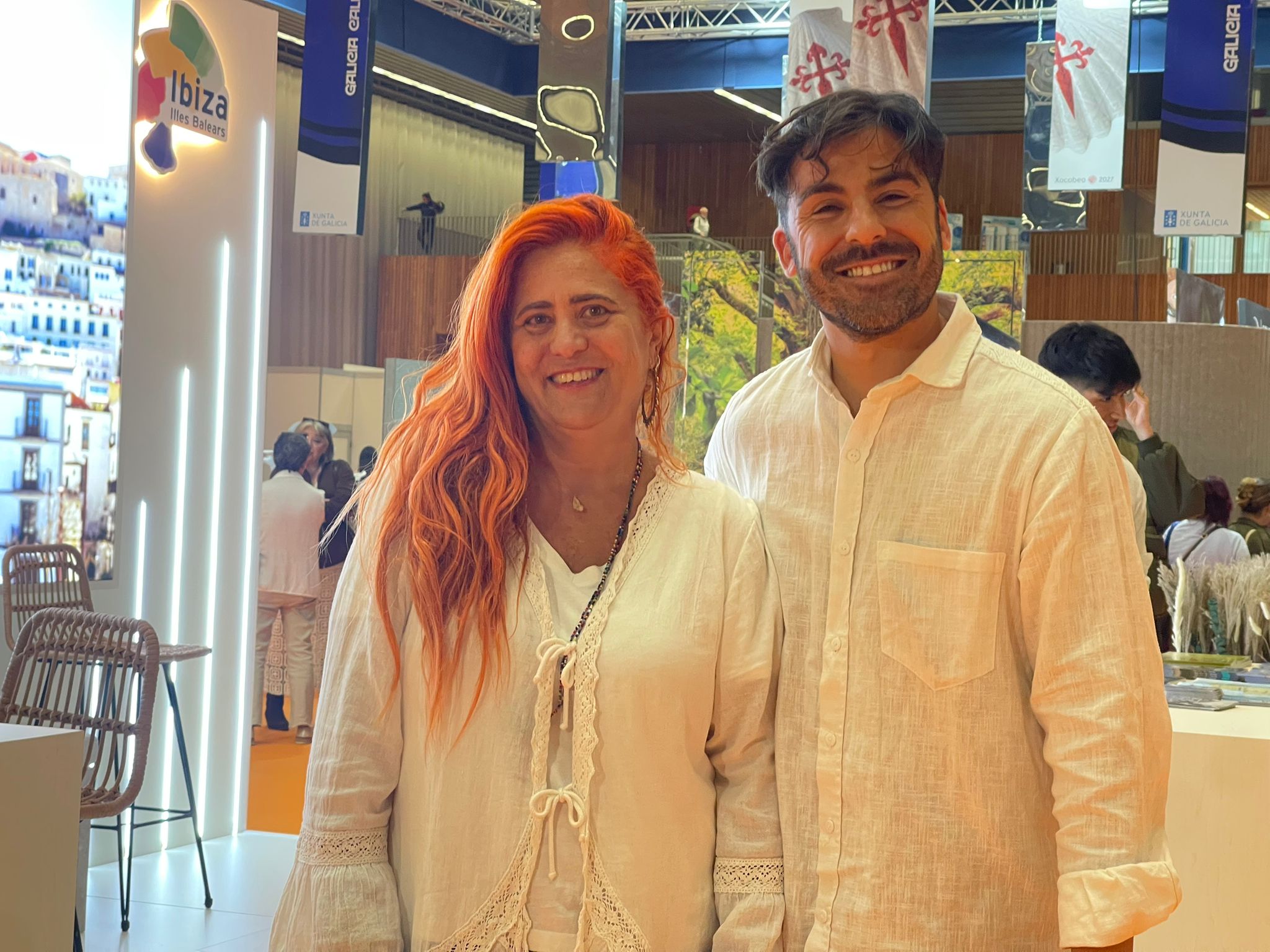 Carmen Sánchez, coordinadora de Promoción Turística de Ibiza, junto al técnico de turismo Agustín Cazorla, en el stand de Ibiza en Expovacaciones 2026