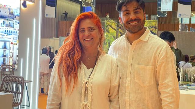 Carmen Sánchez, coordinadora de Promoción Turística de Ibiza, junto al técnico de turismo Agustín Cazorla, en el stand de Ibiza en Expovacaciones 2026