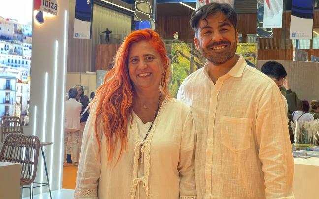 Carmen Sánchez, coordinadora de Promoción Turística de Ibiza, junto al técnico de turismo Agustín Cazorla, en el stand de Ibiza en Expovacaciones 2026