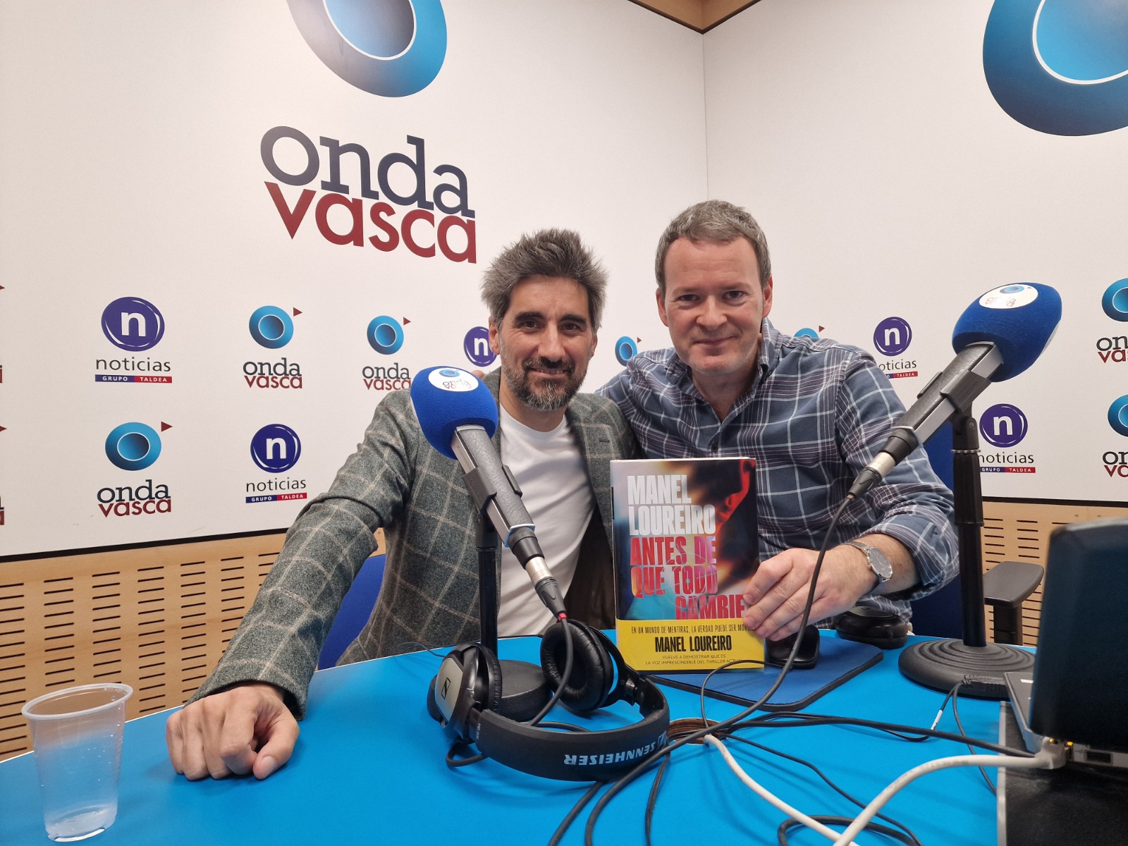 El escritor Manel Loureiro ha visitado el estudio de ONDA VASCA para charlar con Txema Gutiérrez