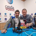 El escritor Manel Loureiro ha visitado el estudio de ONDA VASCA para charlar con Txema Gutiérrez