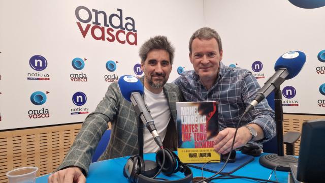 El escritor Manel Loureiro ha visitado el estudio de ONDA VASCA para charlar con Txema Gutiérrez