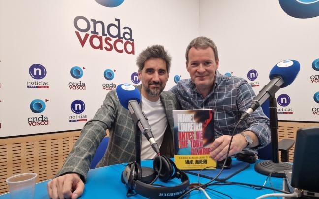 El escritor Manel Loureiro ha visitado el estudio de ONDA VASCA para charlar con Txema Gutiérrez