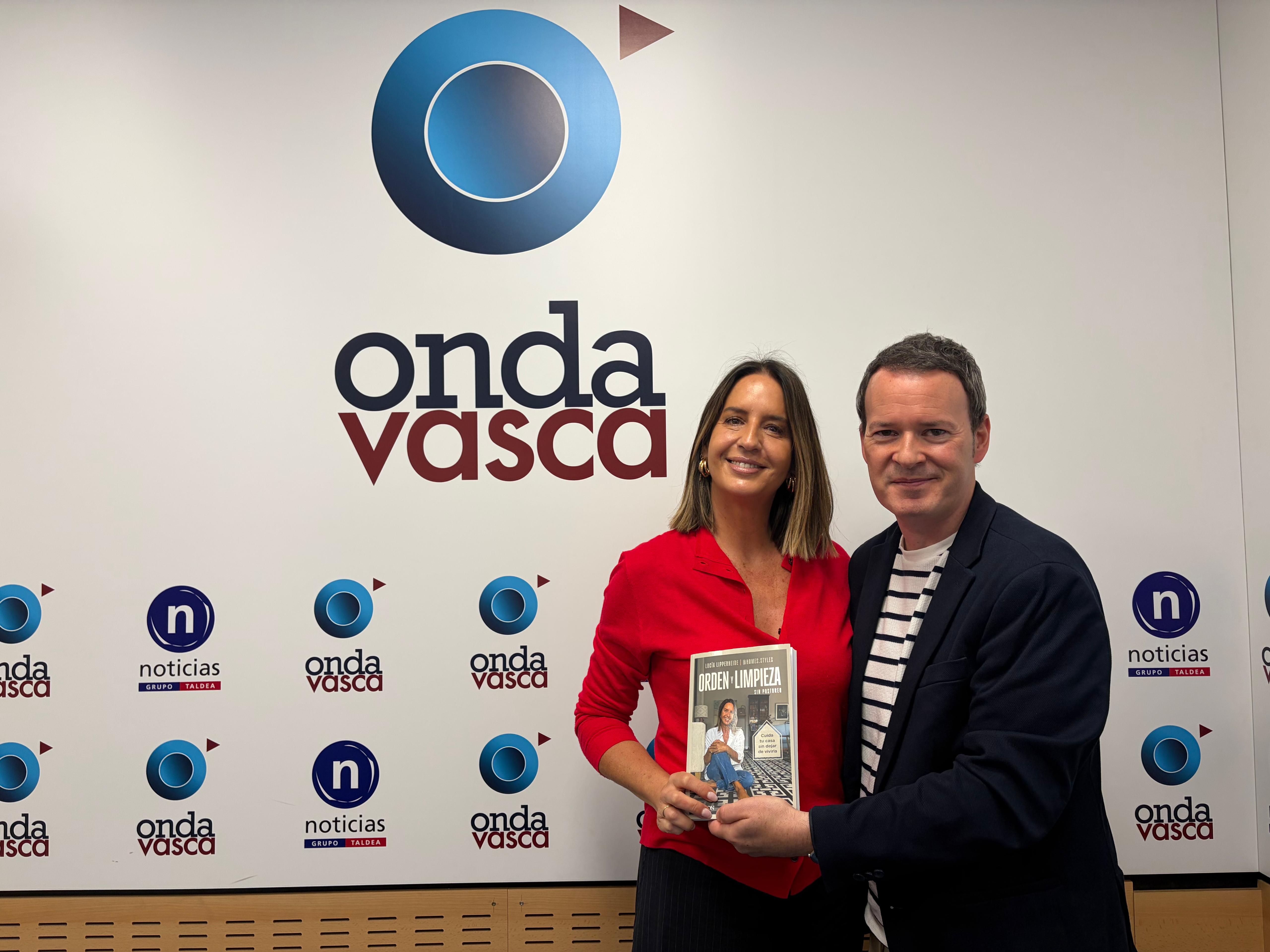 Lucía Lipperheide, junto a Txema Gutiérrez, en el estudio de Onda Vasca