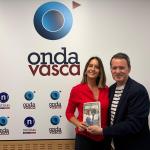 Lucía Lipperheide, junto a Txema Gutiérrez, en el estudio de Onda Vasca