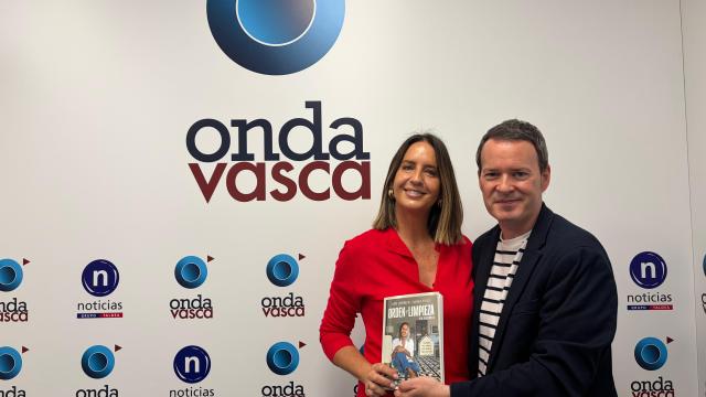 Lucía Lipperheide, junto a Txema Gutiérrez, en el estudio de Onda Vasca