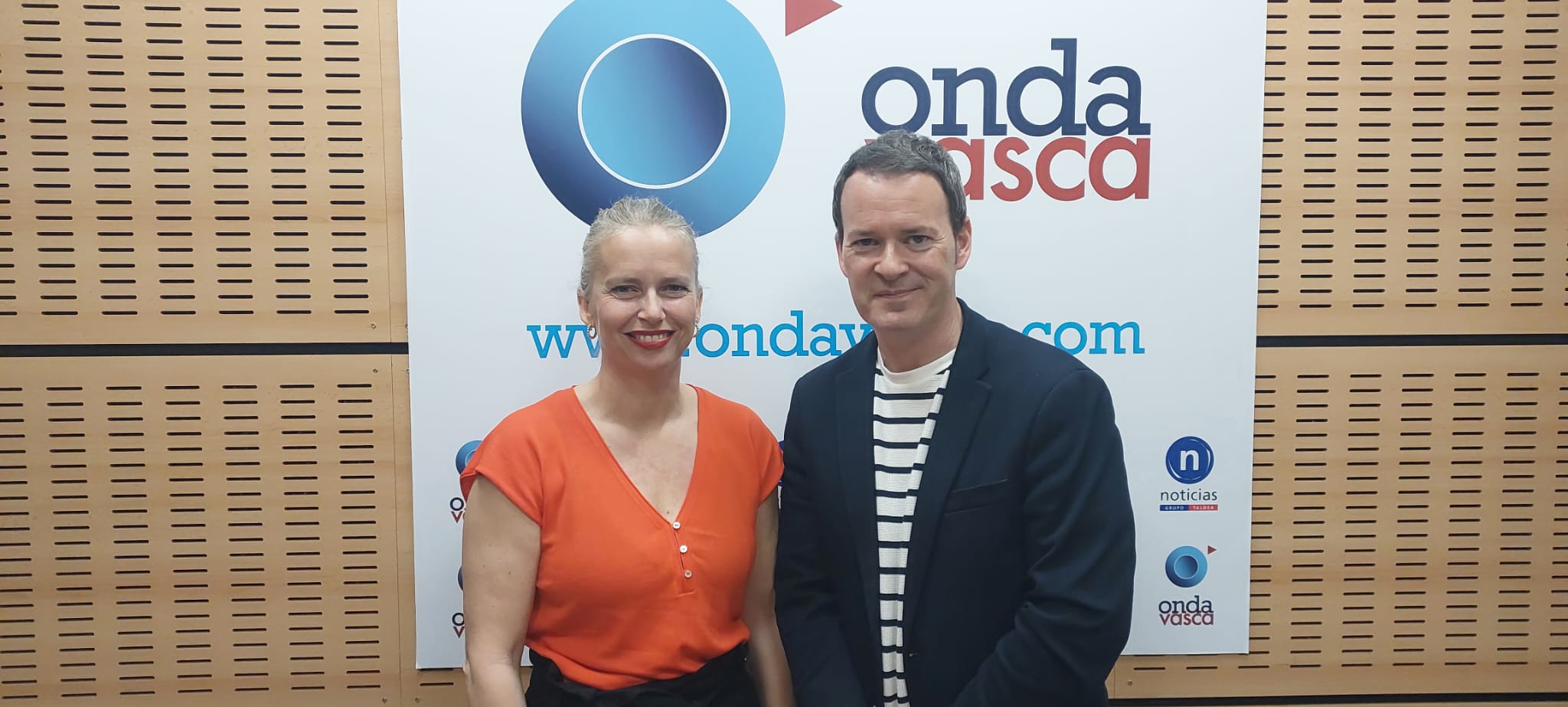 Ángela Fernández, presidenta de AVEQ-KIMIKA, la Asociación Vasca de Empresas Químicas, y vice-presidenta de CEBEK, junto a Txema Gutiérrez en el estudio de Onda Vasca