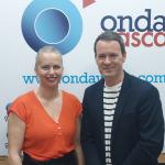 Ángela Fernández, presidenta de AVEQ-KIMIKA, la Asociación Vasca de Empresas Químicas, y vice-presidenta de CEBEK, junto a Txema Gutiérrez en el estudio de Onda Vasca