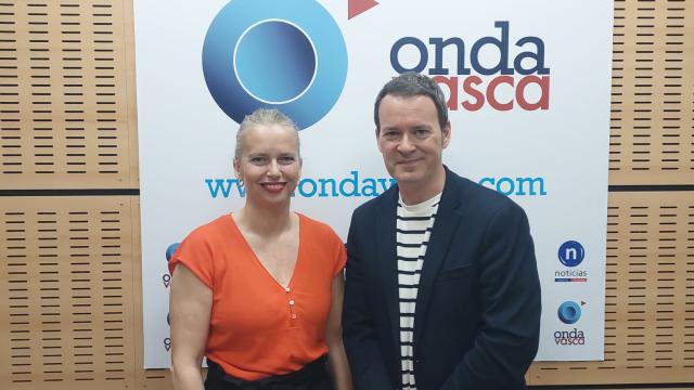 Ángela Fernández, presidenta de AVEQ-KIMIKA, la Asociación Vasca de Empresas Químicas, y vice-presidenta de CEBEK, junto a Txema Gutiérrez en el estudio de Onda Vasca