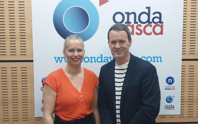 Ángela Fernández, presidenta de AVEQ-KIMIKA, la Asociación Vasca de Empresas Químicas, y vice-presidenta de CEBEK, junto a Txema Gutiérrez en el estudio de Onda Vasca