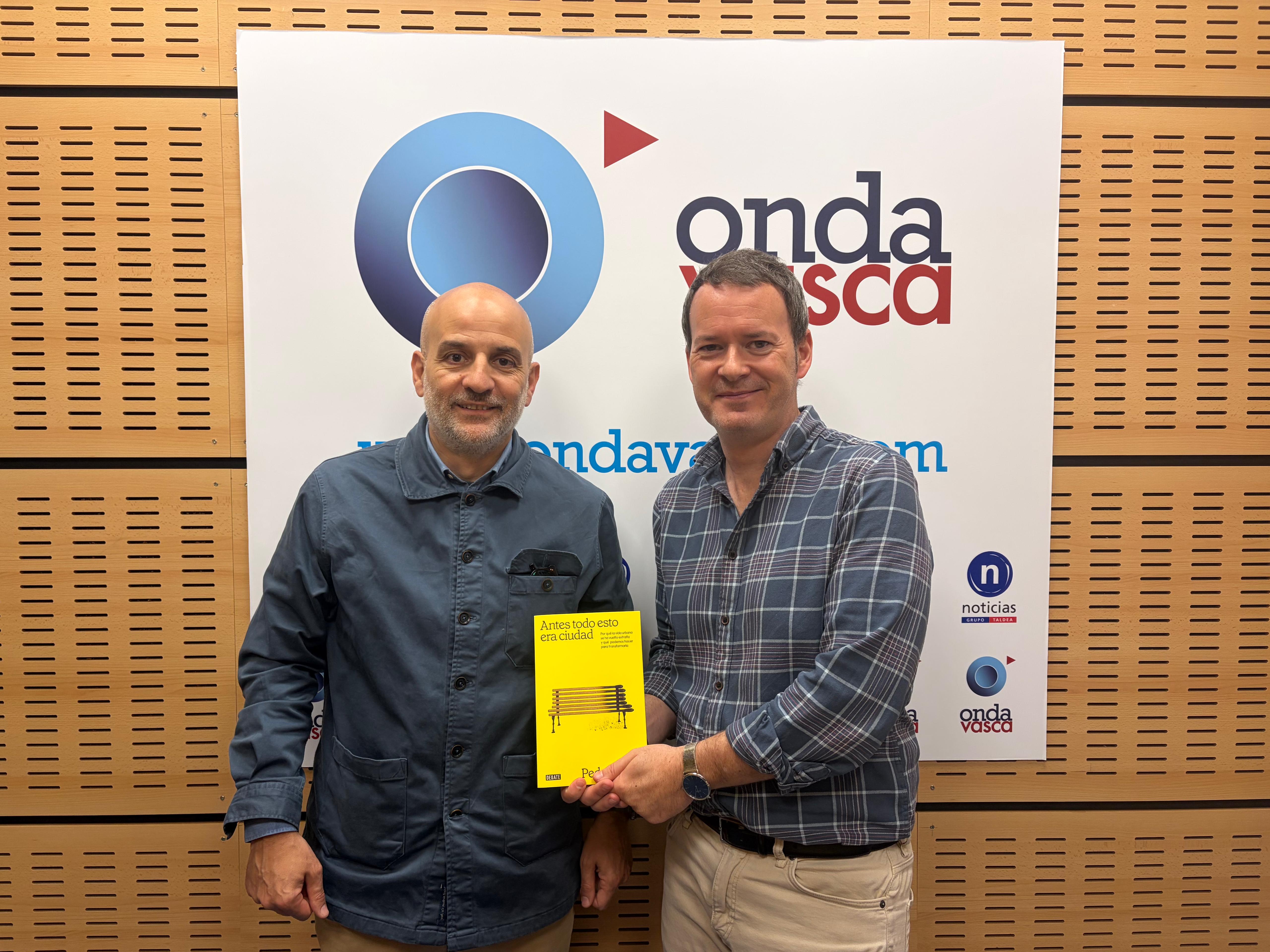 Pedro Bravo, periodista y escritor, entrevistado en Las Mañanas de Onda Vasca