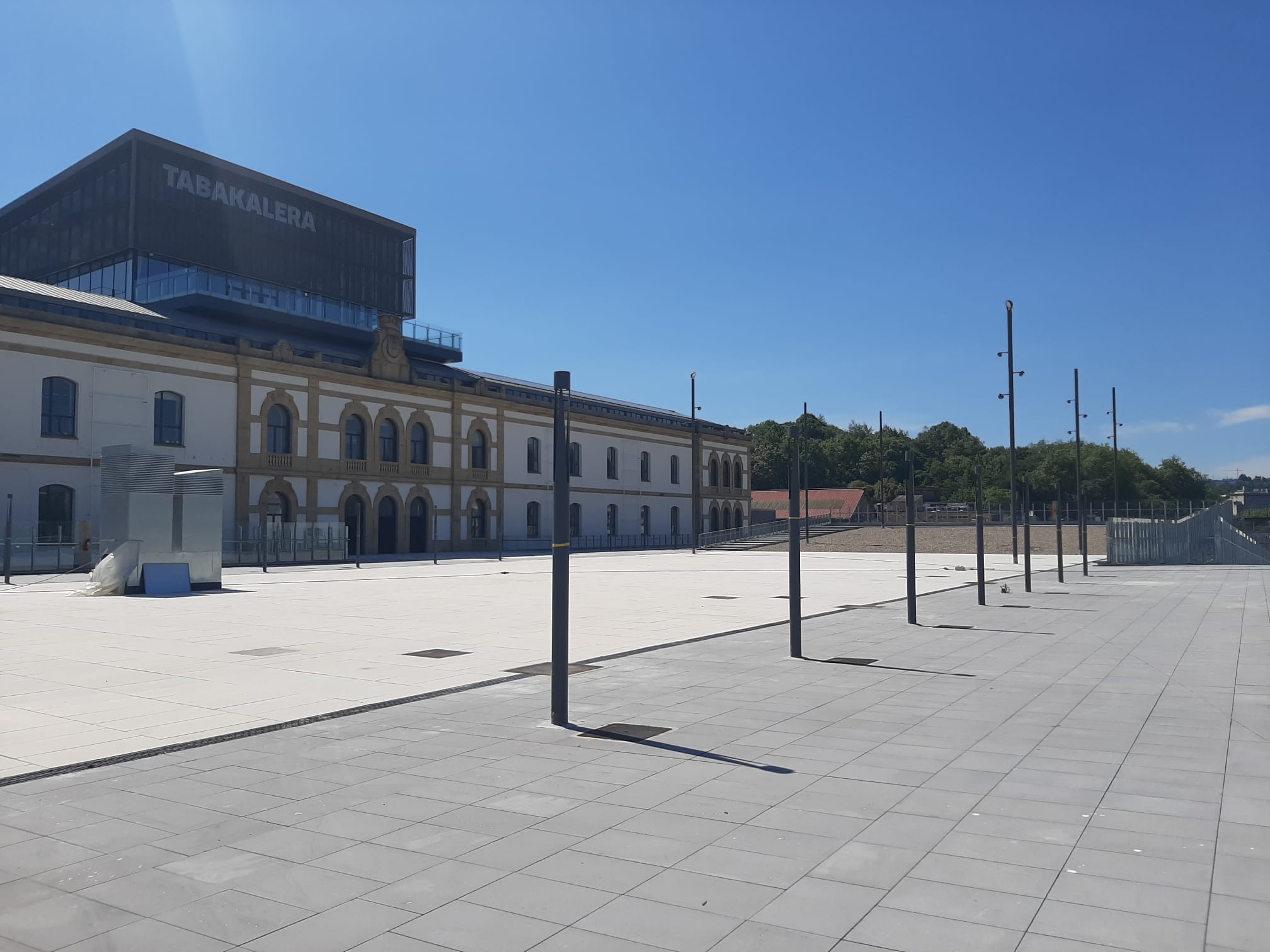 Plaza sobre la playa de vías en Atotxa / Esther Fernández
