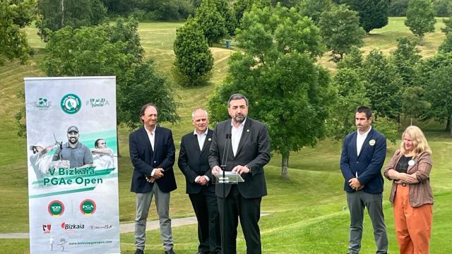 Carlos Alzaga interviene durante la presentación del Bizkaia PGAe Open / Onda Vasca