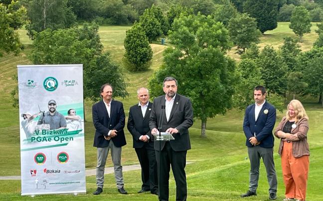 Carlos Alzaga interviene durante la presentación del Bizkaia PGAe Open / Onda Vasca