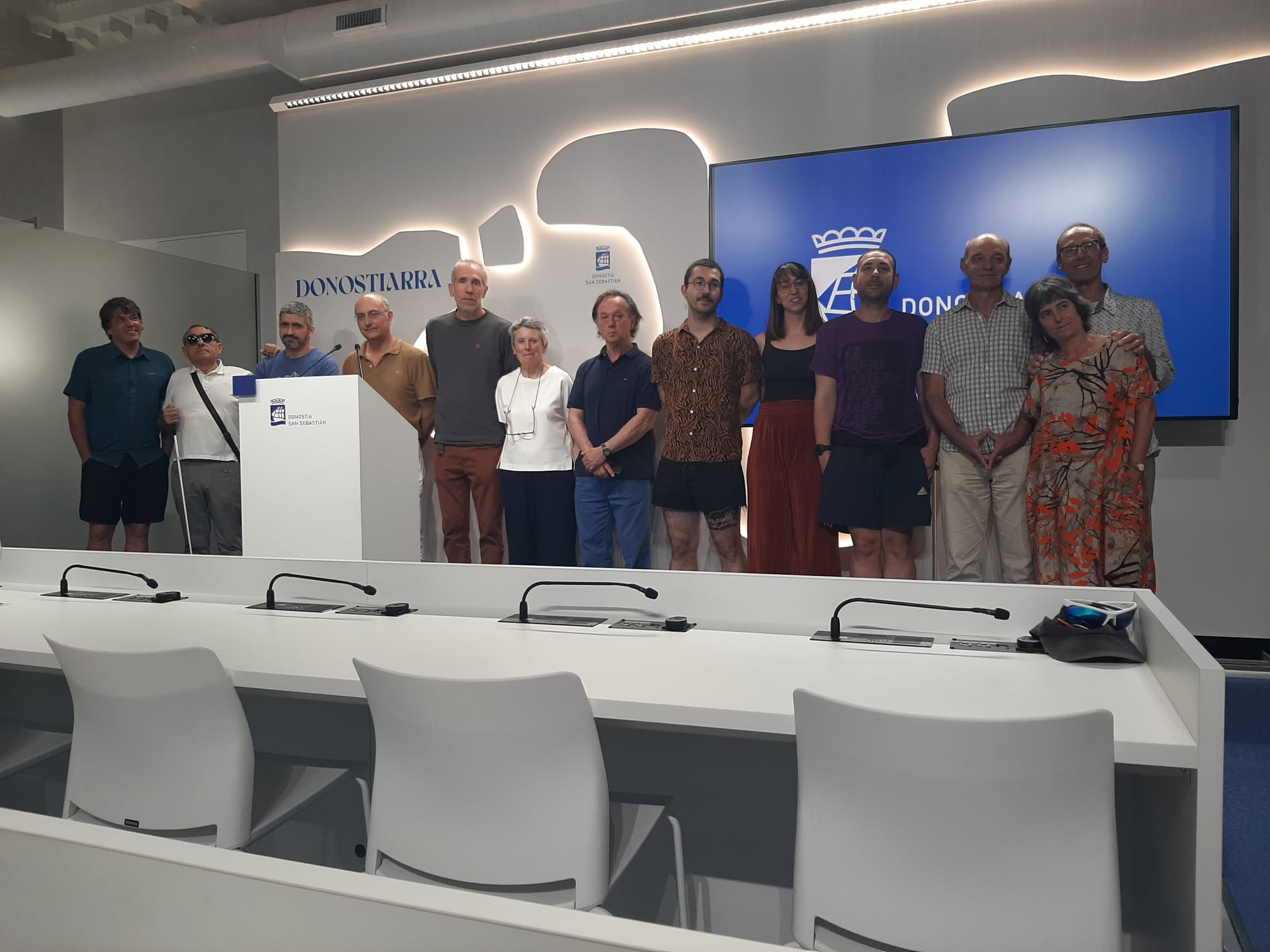 Representantes de una quincena de asociaciones han pedido al Ayuntamiento de Donostia una nueva ordenanza de terrazas