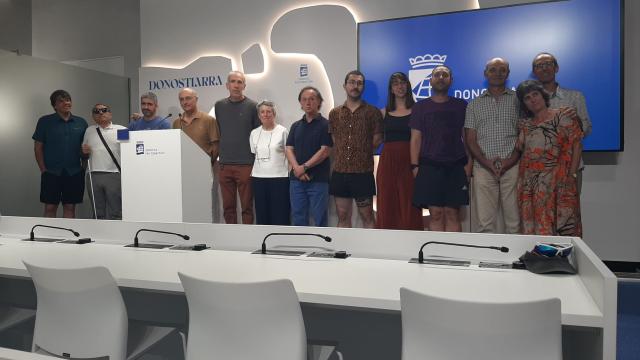 Representantes de una quincena de asociaciones han pedido al Ayuntamiento de Donostia una nueva ordenanza de terrazas