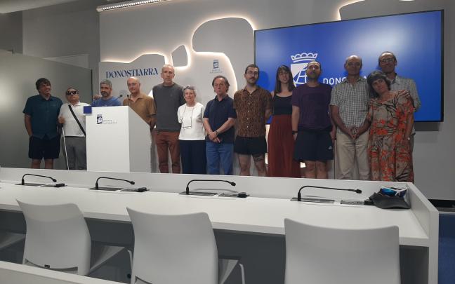 Representantes de una quincena de asociaciones han pedido al Ayuntamiento de Donostia una nueva ordenanza de terrazas