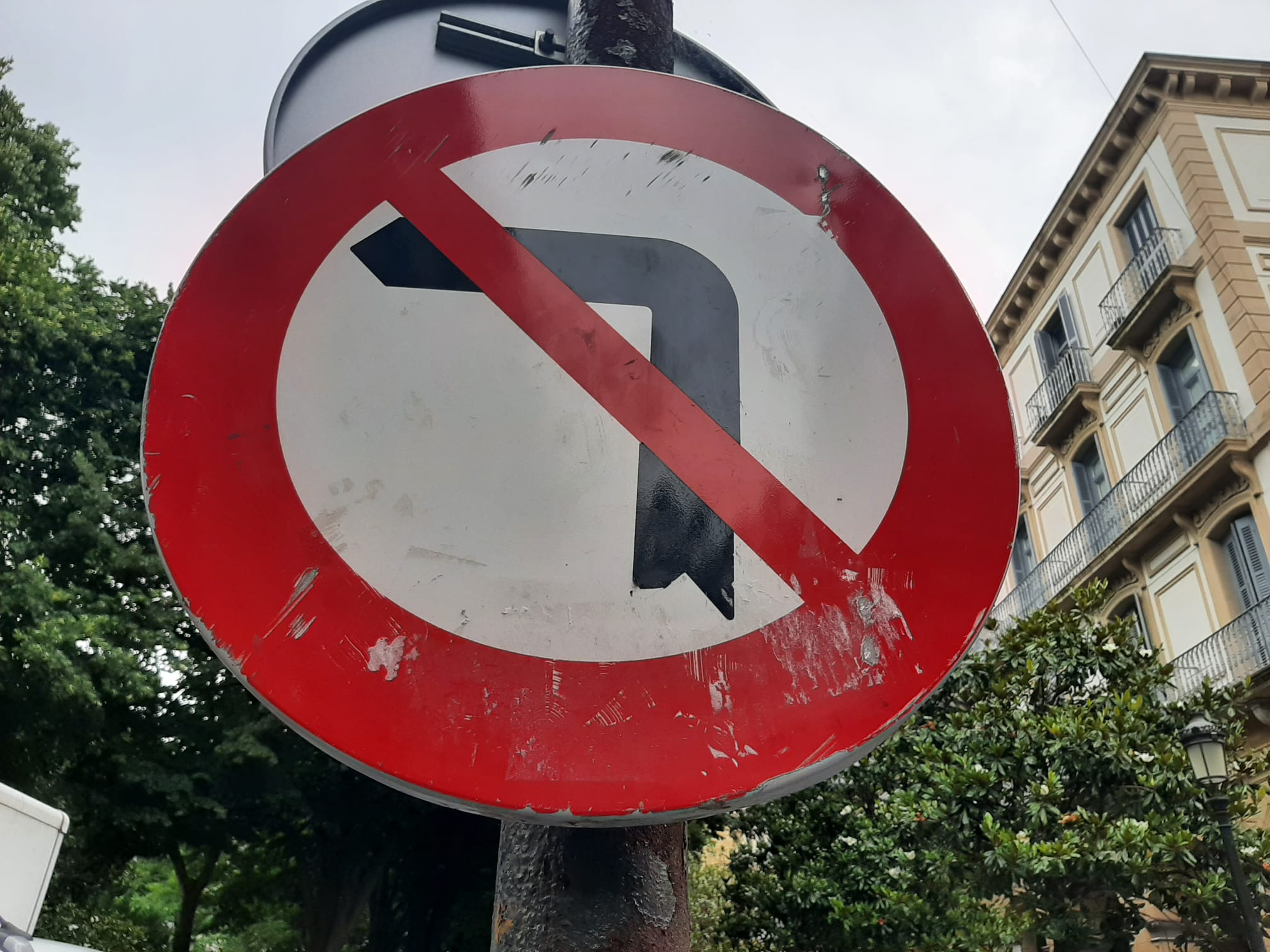 Señal de tráfico dañada