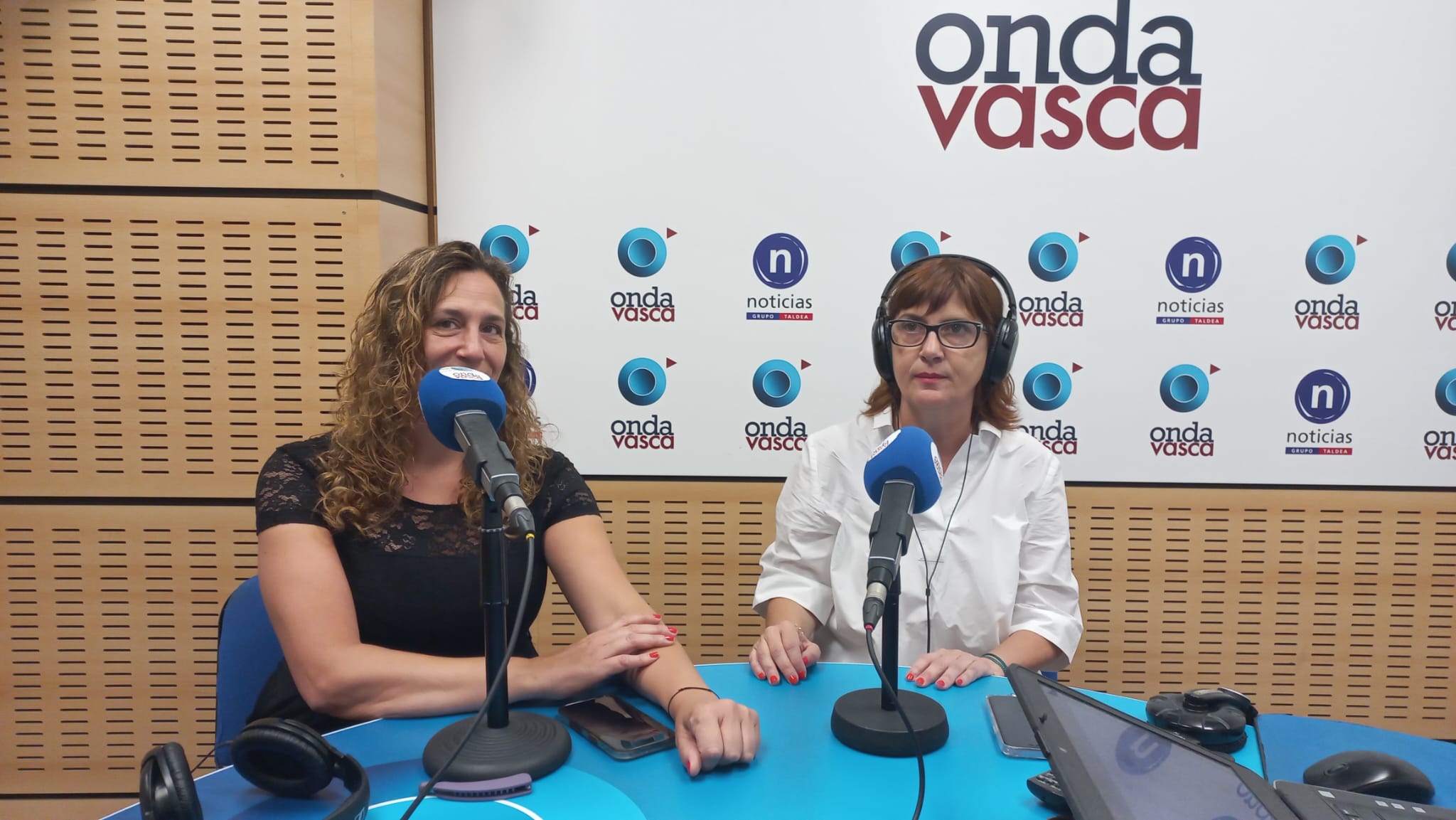 Silvia y María, madres de alumnos afectados por las correcciones en los exámenes de euskera de la PAU, entrevistados en Las Mañanas de Onda Vasca