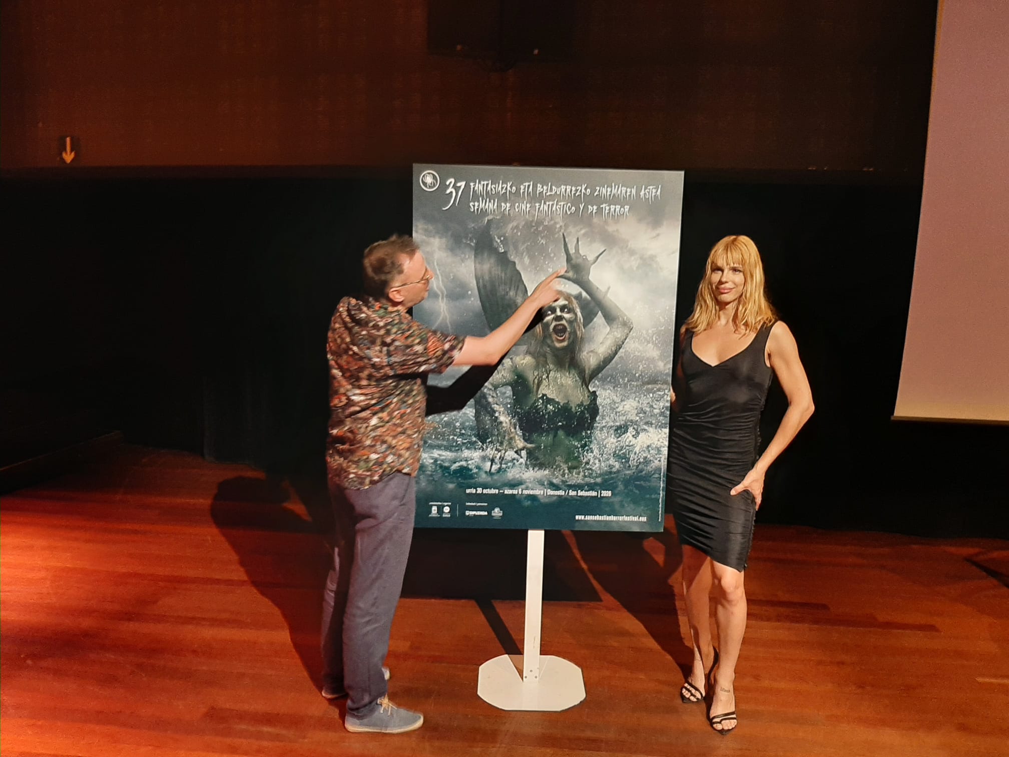 Josemi Beltran y Samantha Hudson presentan el cartel de este año de la Semana de Terror de Donostia