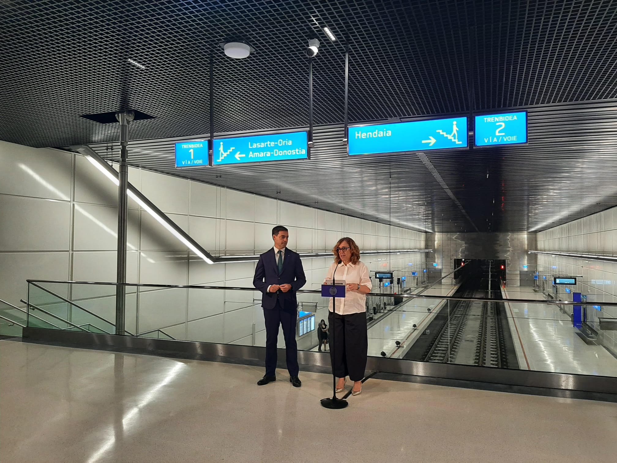 Imanol Pradales y Susana García Chueca han presidido la inauguración de la nueva estación y de la variante soterrada del topo entre Altza y Galtzaraborda