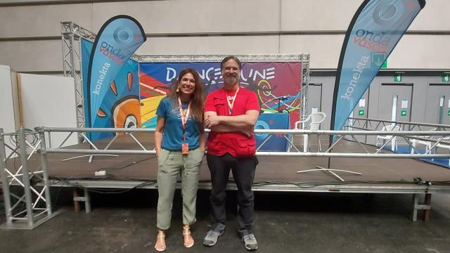 Javier Gómez Arrue, organizador principal de la Euskal Encounter y Nerea Enbeita, directora de Euskaltel Fundación