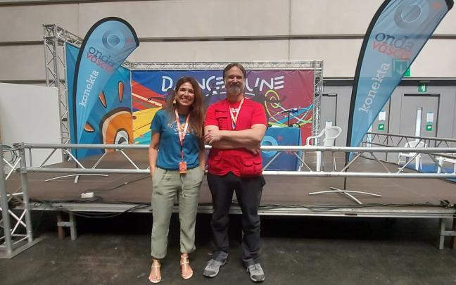 Javier Gómez Arrue, organizador principal de la Euskal Encounter y Nerea Enbeita, directora de Euskaltel Fundación