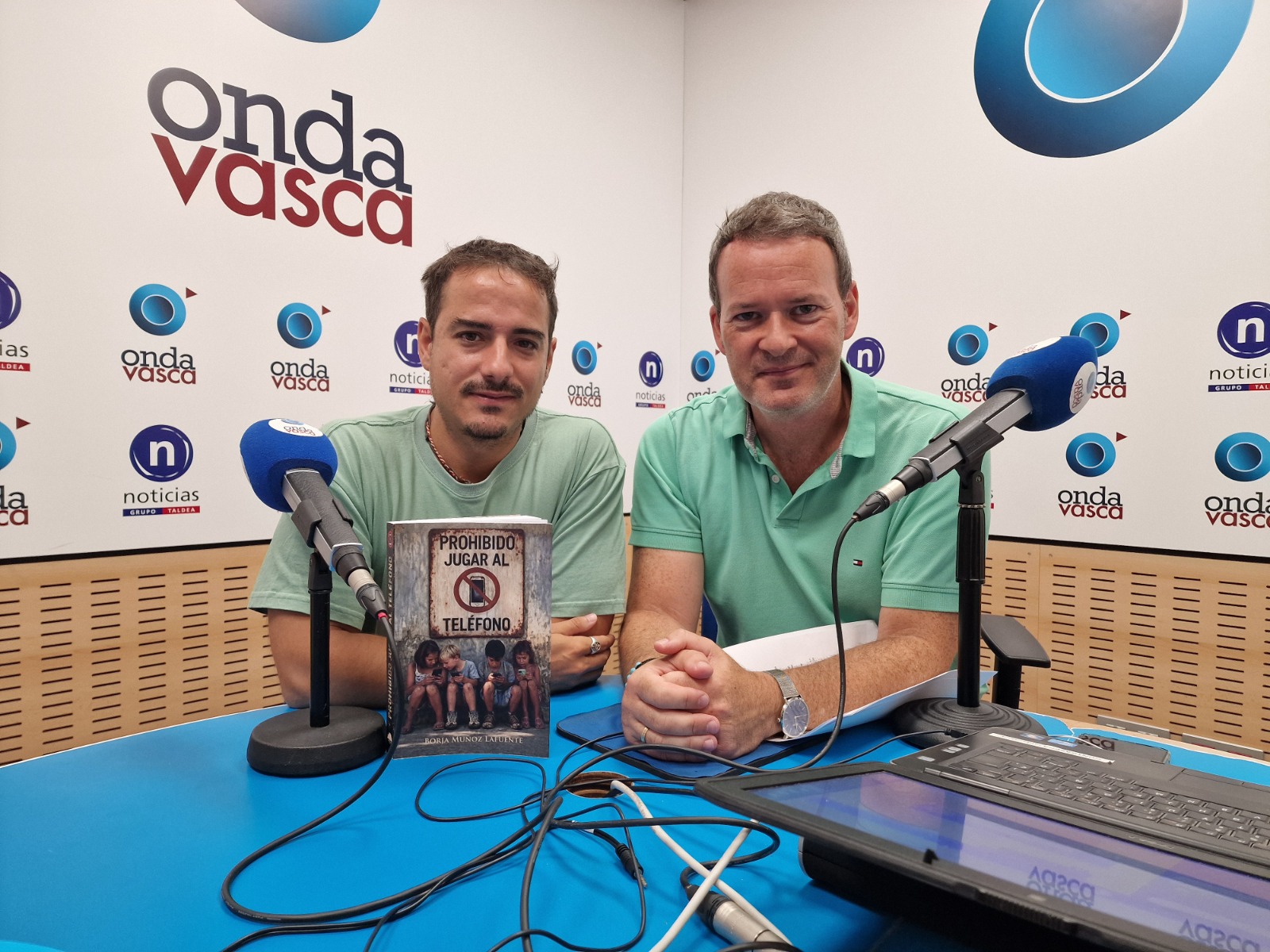 Borja Muñoz, docente y autor del libro "Prohibido jugar al teléfono", entrevistado en Las Mañanas de Onda Vasca