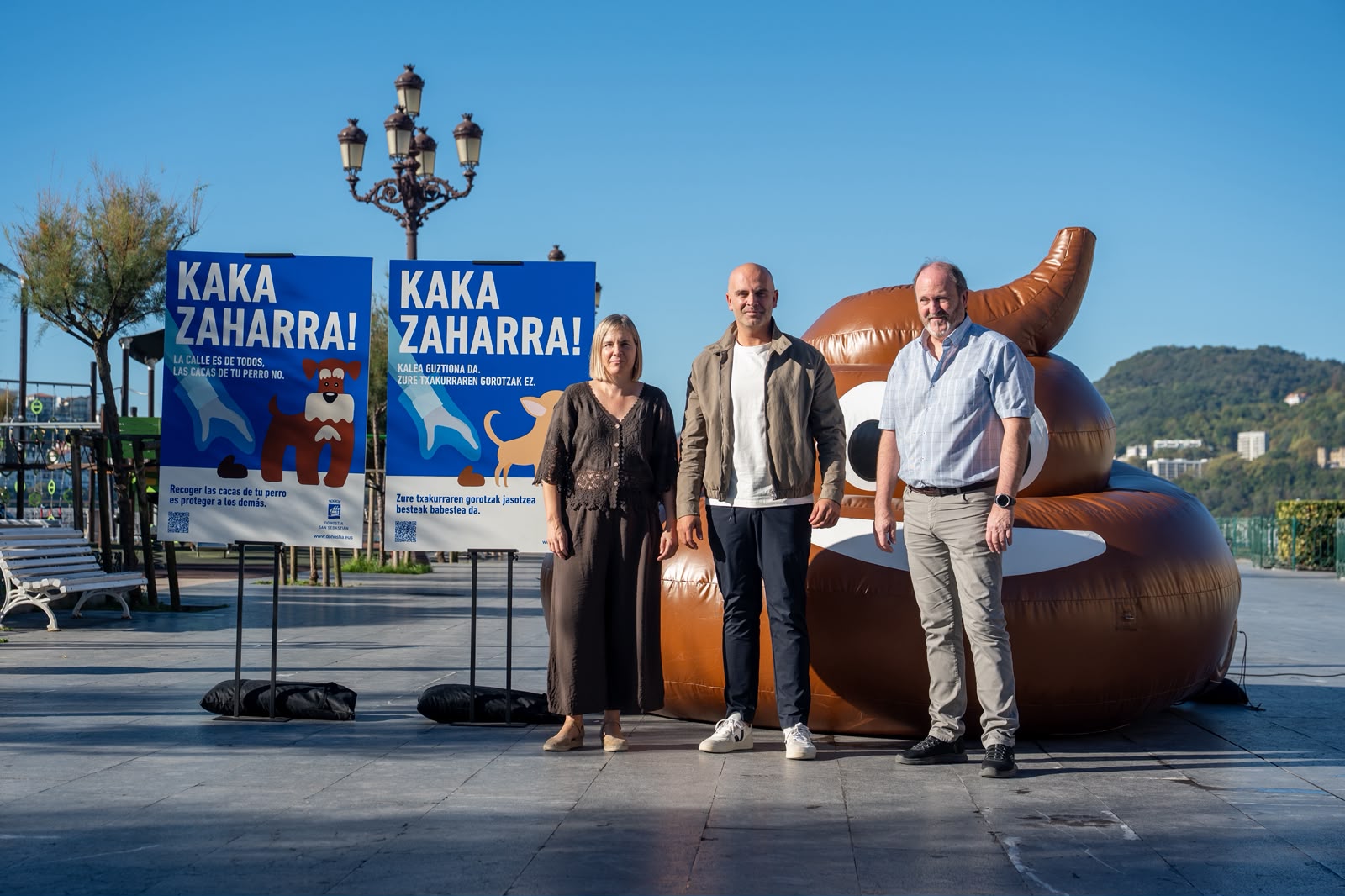Una caca hinchable es la imagen que recogerá los barrios de Donostia como eje centrar de la campaña 'Kaka zaharra!'