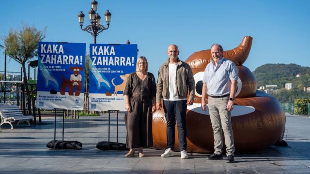 Una caca hinchable es la imagen que recogerá los barrios de Donostia como eje centrar de la campaña 'Kaka zaharra!'