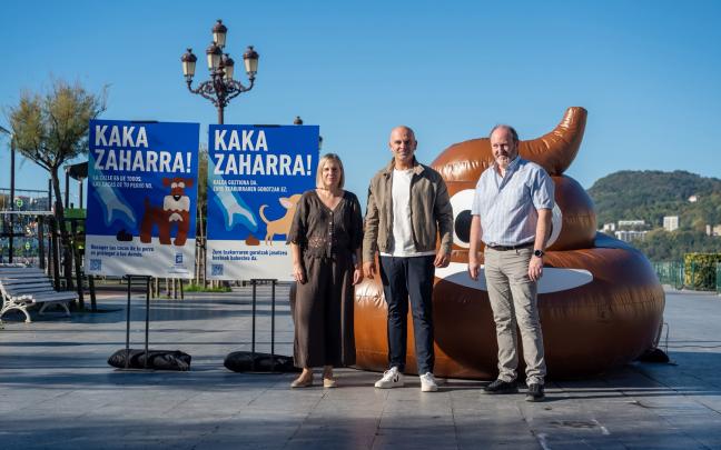 Una caca hinchable es la imagen que recogerá los barrios de Donostia como eje centrar de la campaña 'Kaka zaharra!'