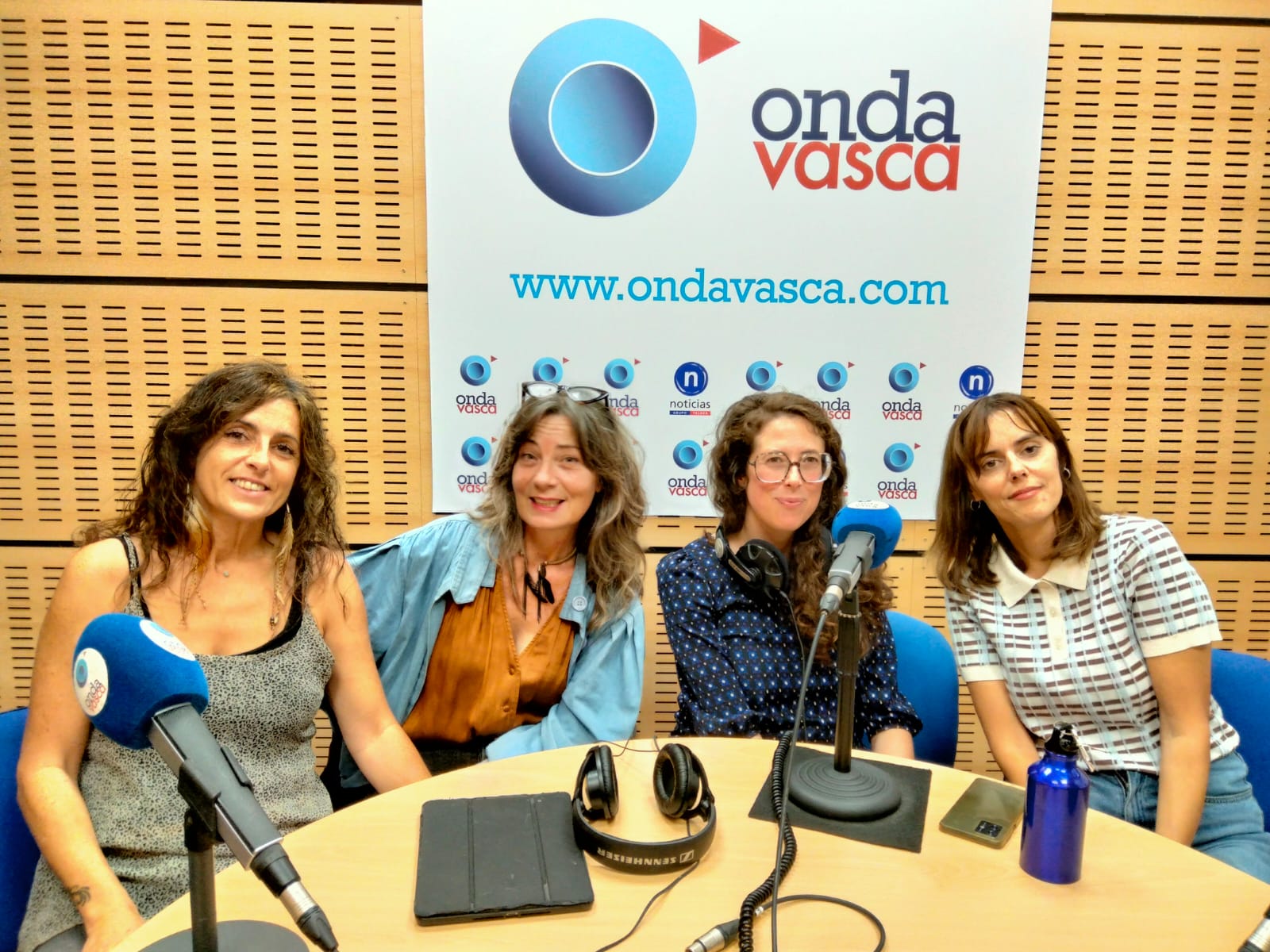 Olatz Crespo, instructora de yoga y meditación; Esti Olabarri, experta en nutrición y danza movimiento terapia; Amaia Frade, farmacéutica especializada en piel; y Estela Buendia, sexóloga.