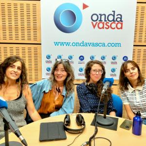 Olatz Crespo, instructora de yoga y meditación; Esti Olabarri, experta en nutrición y danza movimiento terapia; Amaia Frade, farmacéutica especializada en piel; y Estela Buendia, sexóloga.