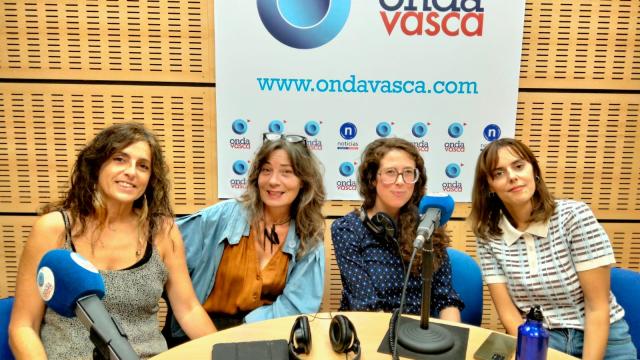 Olatz Crespo, instructora de yoga y meditación; Esti Olabarri, experta en nutrición y danza movimiento terapia; Amaia Frade, farmacéutica especializada en piel; y Estela Buendia, sexóloga.