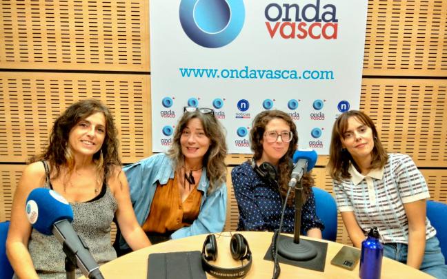 Olatz Crespo, instructora de yoga y meditación; Esti Olabarri, experta en nutrición y danza movimiento terapia; Amaia Frade, farmacéutica especializada en piel; y Estela Buendia, sexóloga.
