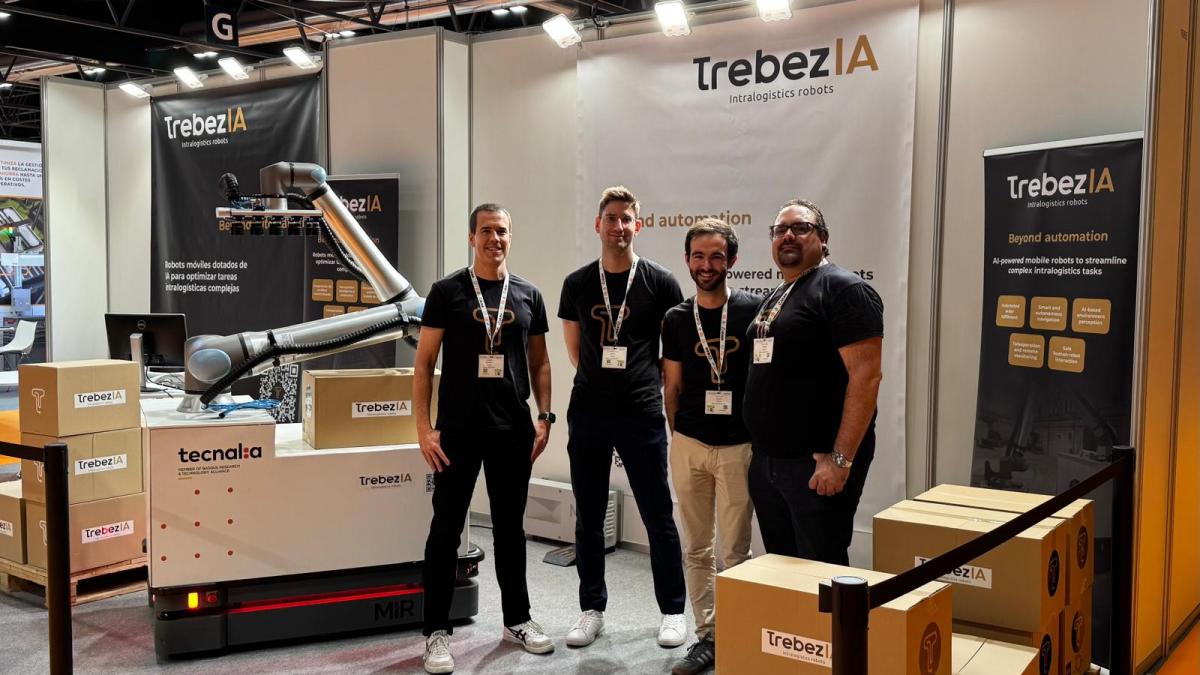 Equipo de la empresa TrebezIA junto al robot que han creado.