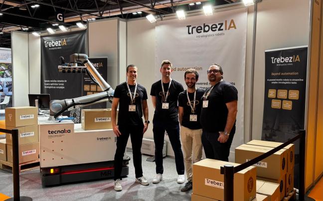 Equipo de la empresa TrebezIA junto al robot que han creado.