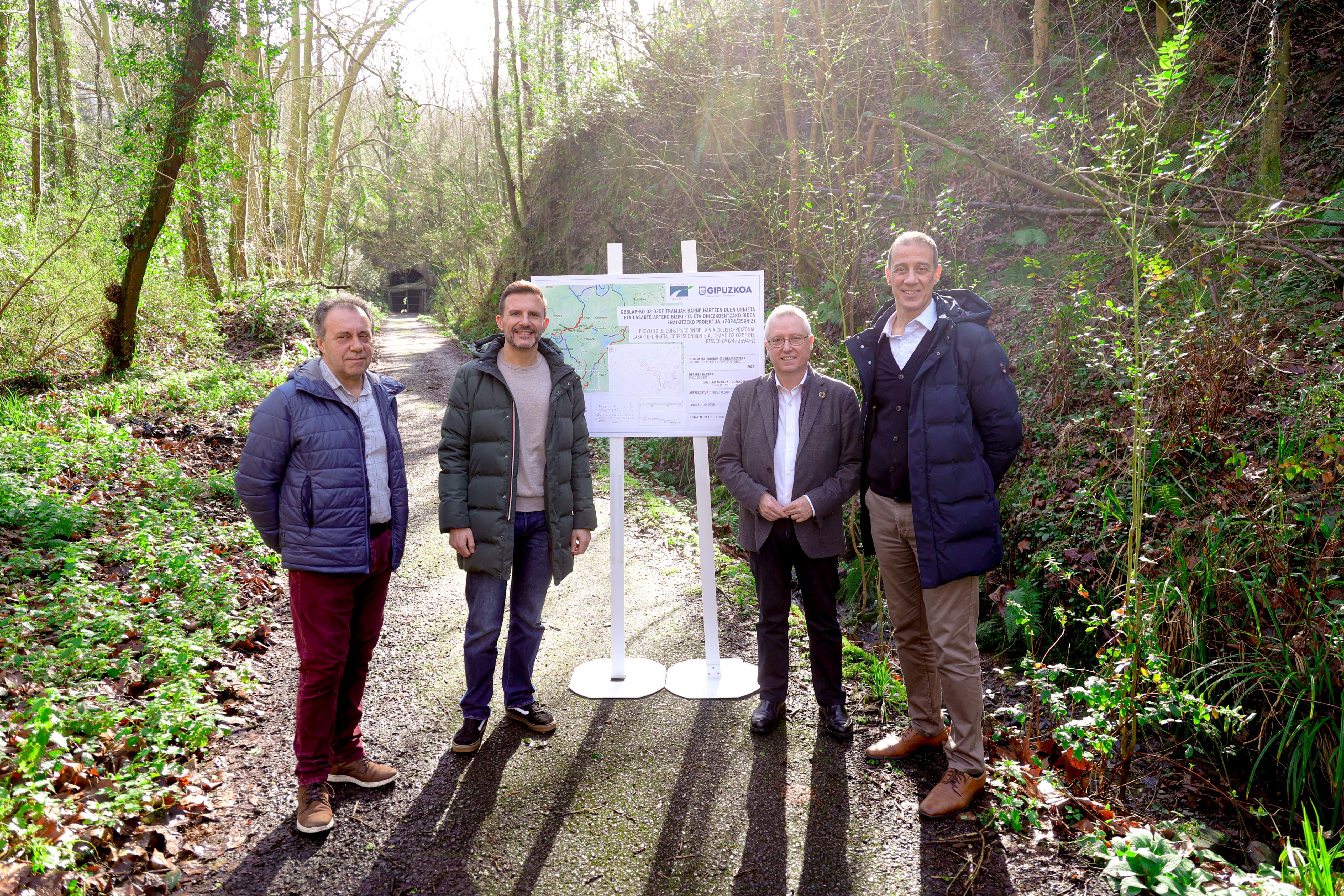 Visita al lugar donde se establecerá el bidegorri entre Lasarte-Oria y Urnieta