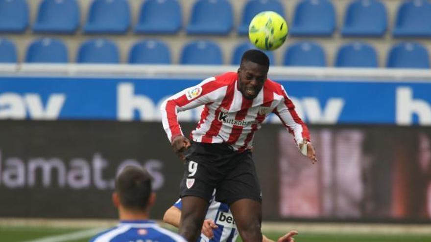 Iñaki Williams remata de cabeza durante un derbi contra el Alavés. Juan Lazkano