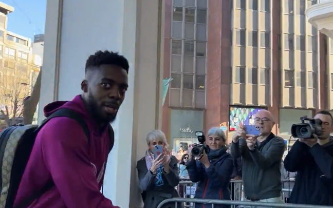 Iñaki Williams en su llegada al hotel de concentración / Onda Vasca