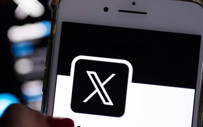 Una persona consulta en su móvil la red social 'X'. EP