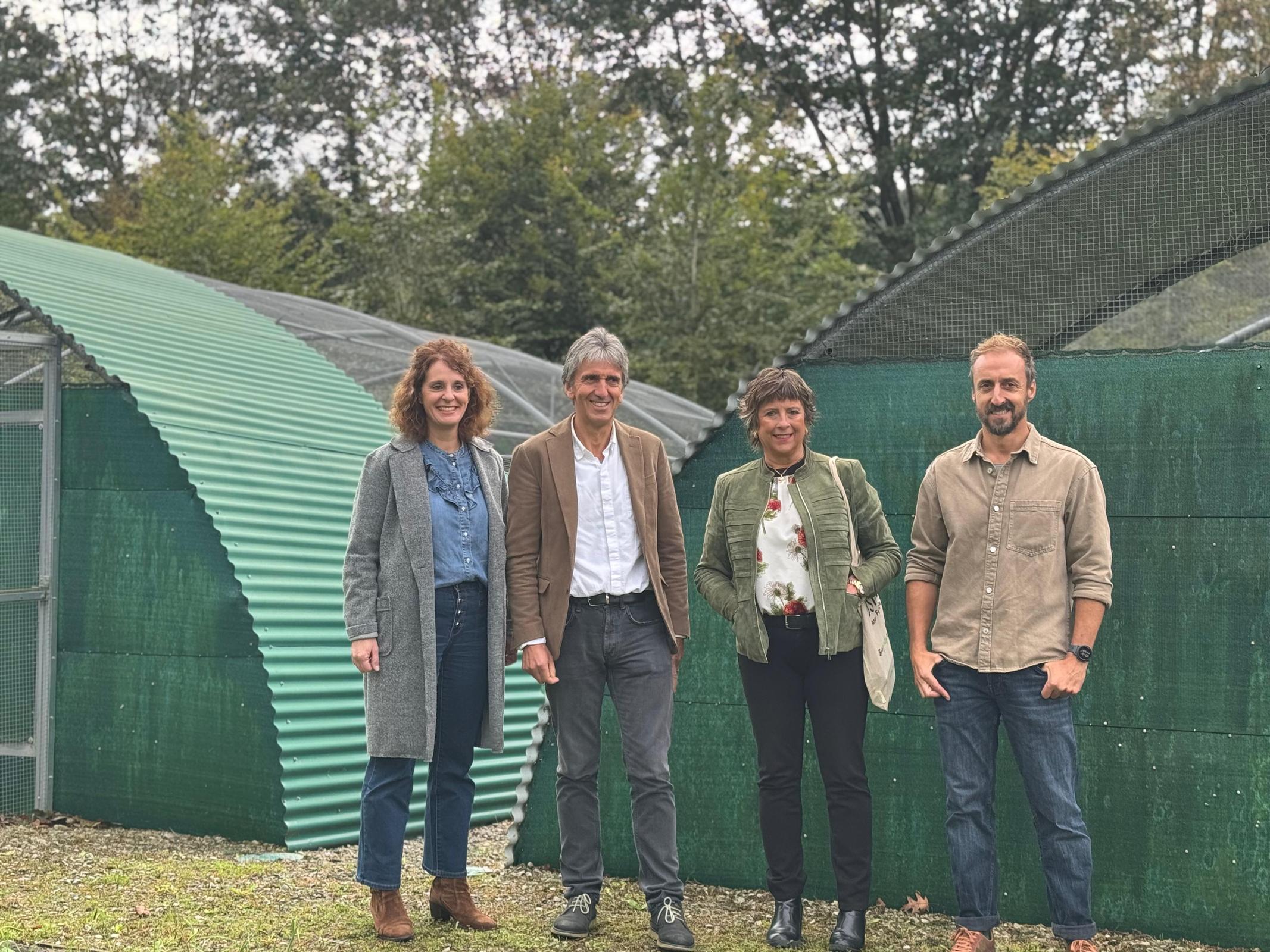 Arantza Ariztimuno, Xabier Arruti, Koldobike Olabide y Aitor Lekuona, en la visita de esta mañana al centro 'Basabizi'